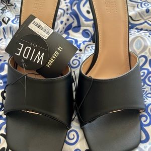 Black sandals- new w tags 10W